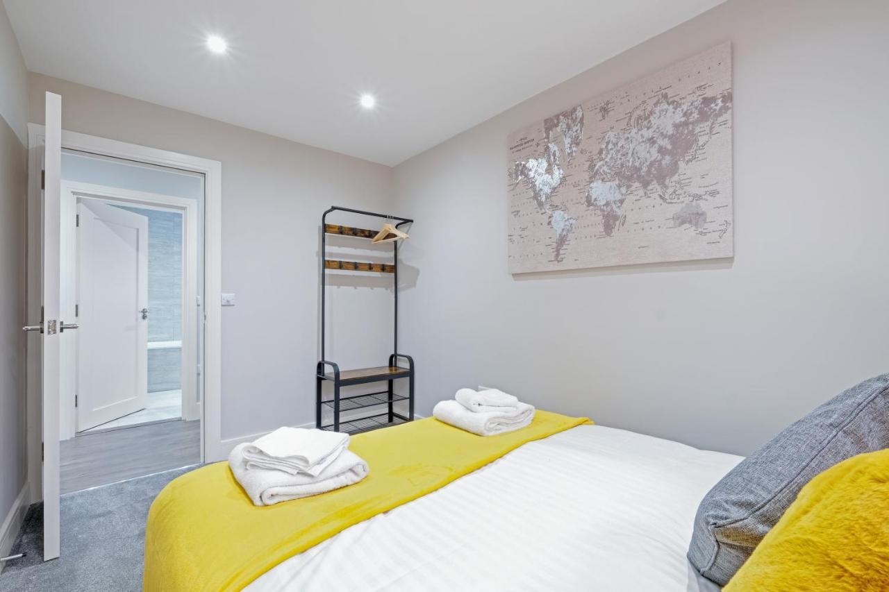 Crown Place 2 & 3 Bedroom Luxury Apts With Parking In Shepperton By 360Stays Dış mekan fotoğraf