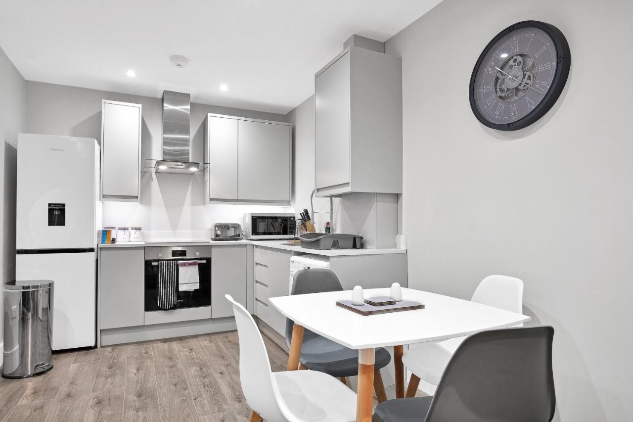 Crown Place 2 & 3 Bedroom Luxury Apts With Parking In Shepperton By 360Stays Dış mekan fotoğraf