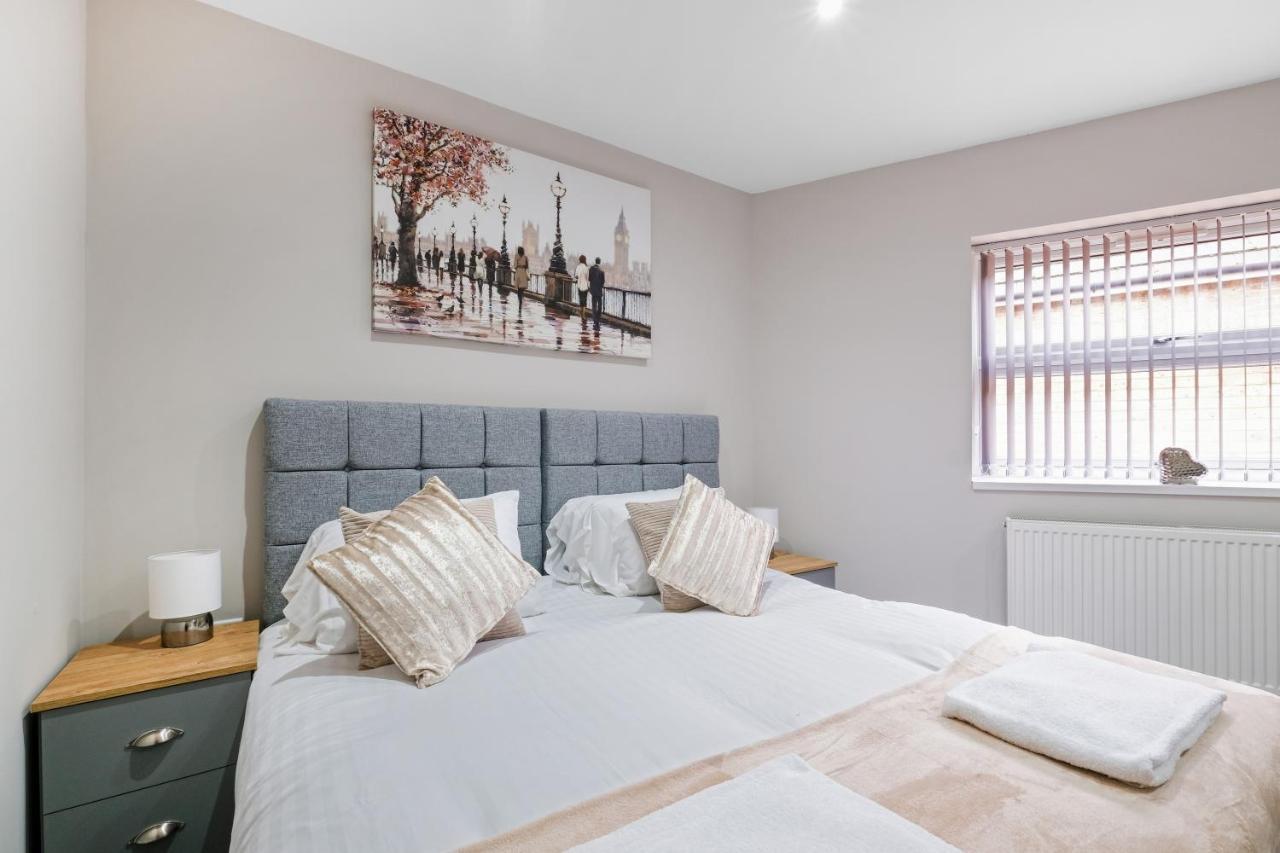 Crown Place 2 & 3 Bedroom Luxury Apts With Parking In Shepperton By 360Stays Dış mekan fotoğraf