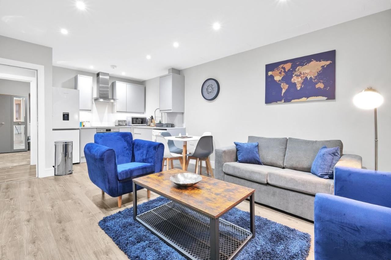 Crown Place 2 & 3 Bedroom Luxury Apts With Parking In Shepperton By 360Stays Dış mekan fotoğraf