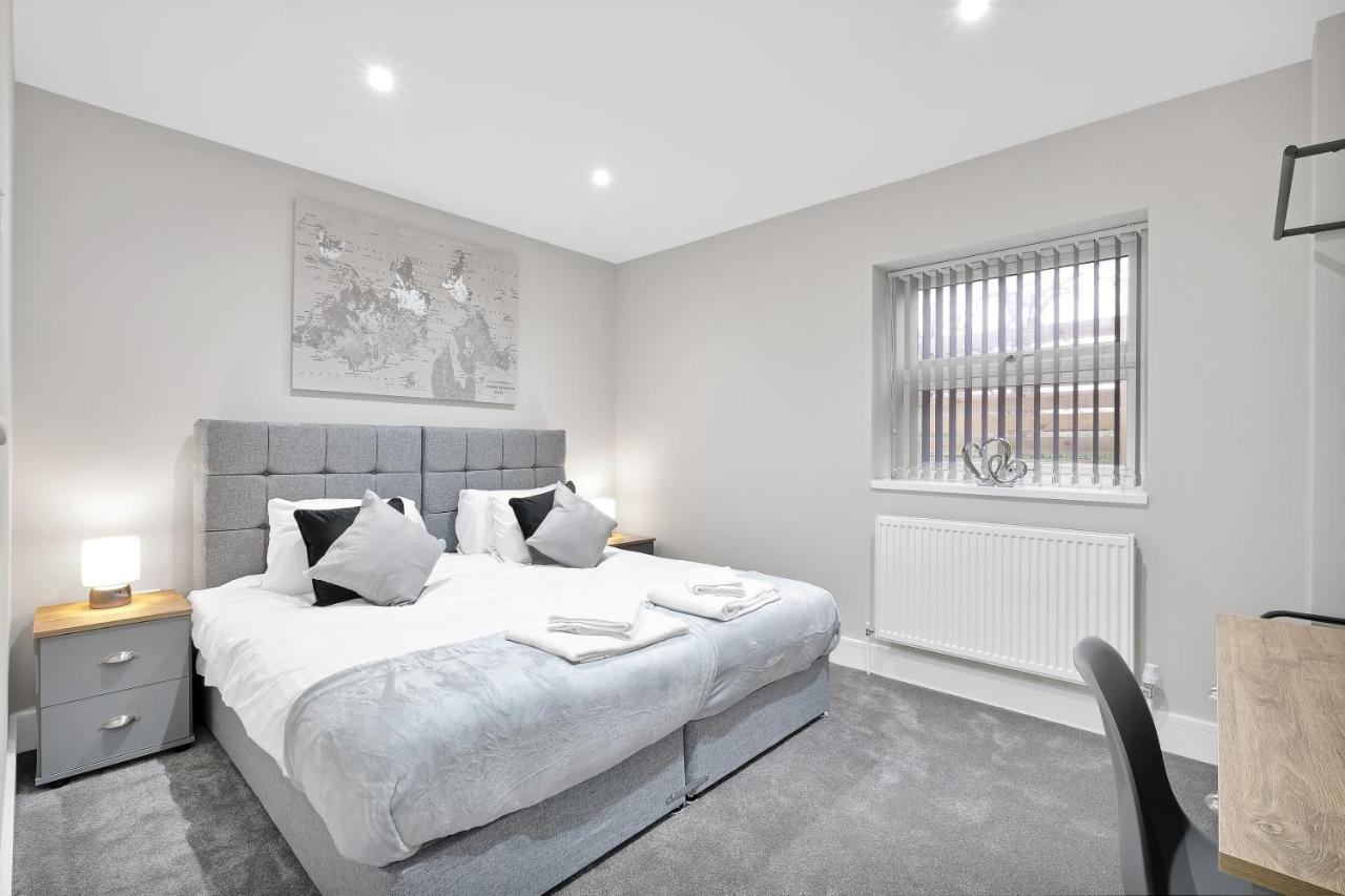 Crown Place 2 & 3 Bedroom Luxury Apts With Parking In Shepperton By 360Stays Dış mekan fotoğraf