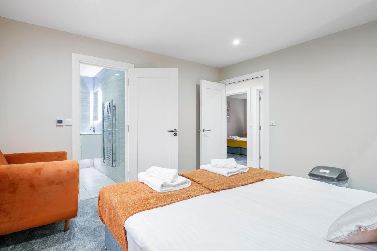Crown Place 2 & 3 Bedroom Luxury Apts With Parking In Shepperton By 360Stays Dış mekan fotoğraf