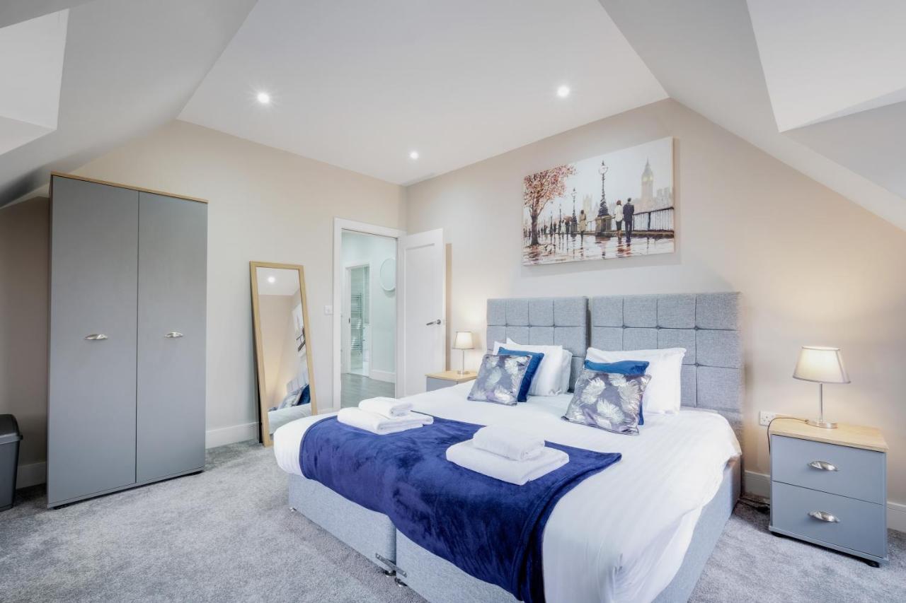 Crown Place 2 & 3 Bedroom Luxury Apts With Parking In Shepperton By 360Stays Dış mekan fotoğraf