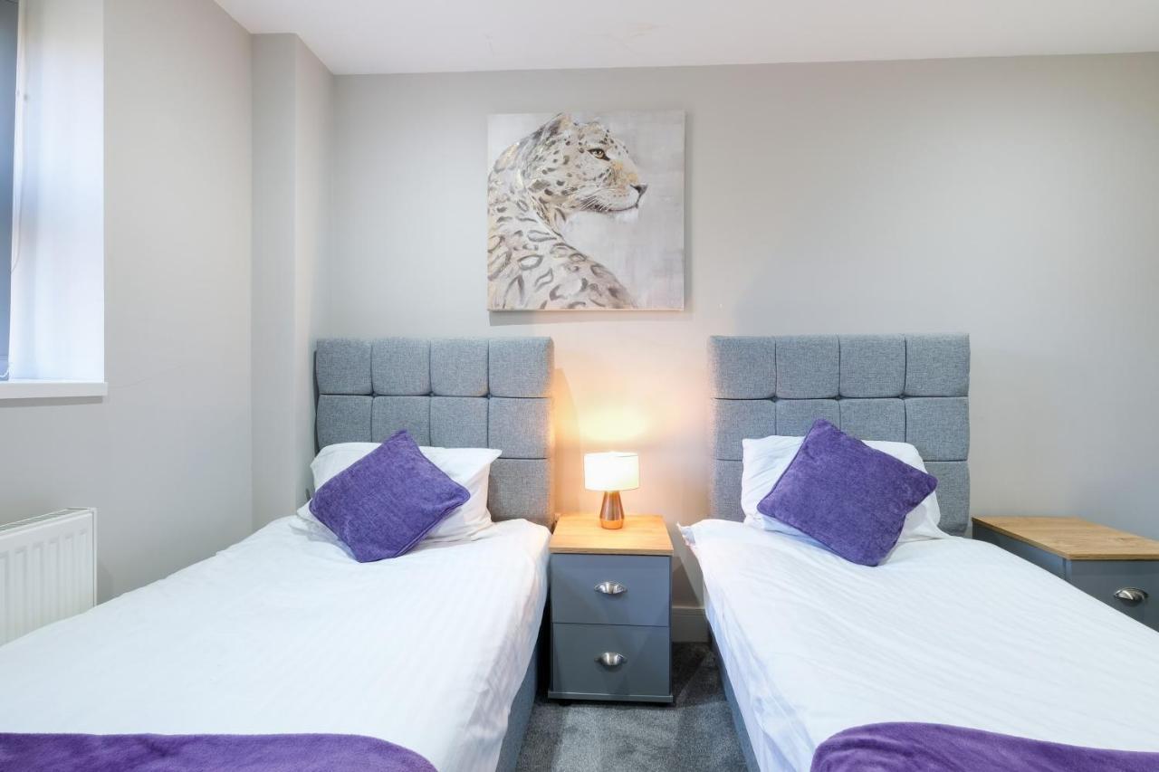 Crown Place 2 & 3 Bedroom Luxury Apts With Parking In Shepperton By 360Stays Dış mekan fotoğraf