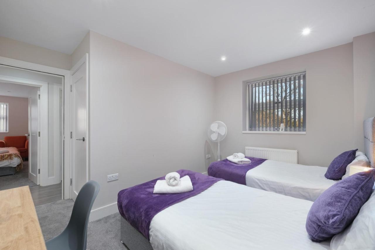 Crown Place 2 & 3 Bedroom Luxury Apts With Parking In Shepperton By 360Stays Dış mekan fotoğraf